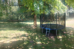 ZAHRADA S TRAMPOLINOU